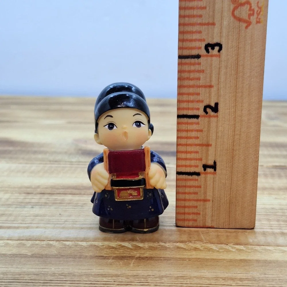 Authentic Japanese Souvenirs‎ Girl figurine 2.5